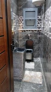 شقه مفروشه علي النيل فيو تحفه في ‘Ezbet el-Auqât: حمام مع مرحاض ومغسلة وخزانة +6 صور