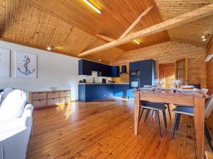 een keuken en een woonkamer met een houten plafond bij The Boathouse - Uk50892 in Pentney