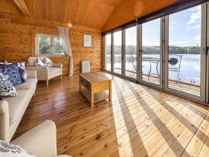 een woonkamer met een bank en een tafel bij The Boathouse - Uk50892 in Pentney