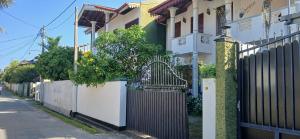 安伯朗戈德Ambalangoda Villa 3的房屋前的围栏