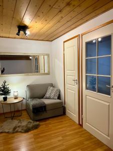 een woonkamer met een bank en een tafel bij Traditional Lapland Studio Peaceful and Simple in Rovaniemi