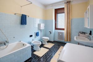 松达洛Appartamento Alice的带浴缸、马桶和水槽的浴室 更多24张照片