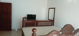 安伯朗戈德Ambalangoda Villa 3的带床和镜子的卧室