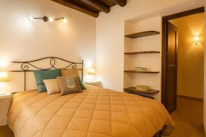 una camera da letto con un letto grande in una stanza di Appartamento nel Centro Storico di Palermo - Damiani a Palermo