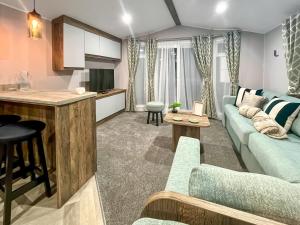 Una televisión o centro de entretenimiento en Lily Pad Lodge