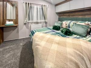 Una cama o camas en una habitación de Lily Pad Lodge