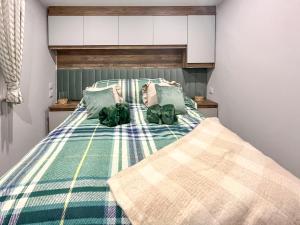 Una cama o camas en una habitación de Lily Pad Lodge 11 fotos más