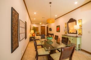 Posezení v ubytování Veranda 8F 2 bdr Garden View in Los Suenos