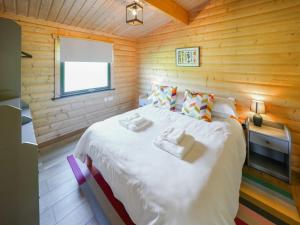 En eller flere senge i et værelse på Foxglove Lodge - Uk50876