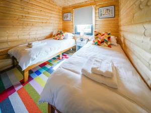 En eller flere senge i et værelse på Foxglove Lodge - Uk50876