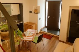 una piccola cucina con un tavolino e una piccola cucina con di Appartamento nel Centro Storico di Palermo - Damiani a Palermo