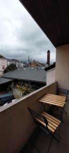 艾克斯莱班Studio Aix-les-Bains的阳台配有桌椅,享有美景。