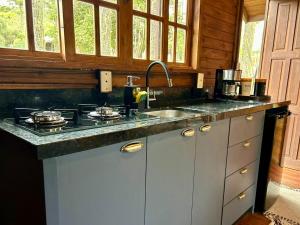a kitchen with a counter top and a sink at Namastê - Hospedaria de Altitude in Urubici