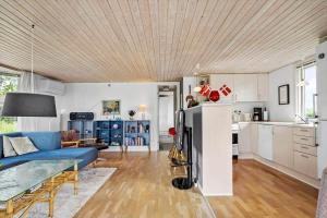 un soggiorno con un divano blu e un tavolo di 30493-Odder-Snekkeager-21 a Odder Altre 20 foto