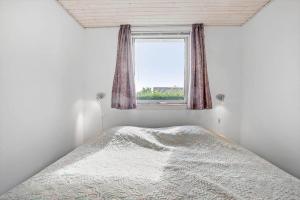 una camera da letto con un letto e una finestra di 30493-Odder-Snekkeager-21 a Odder