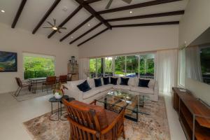 Posezení v ubytování Casa Forest 4 bdrs private pool in Los Suenos