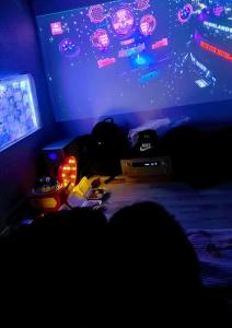 Телевизор и/или развлекательный центр в N'Stay - Netfflix Stay - Drinks Cafe Film +7 фотографий