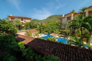 Isla HerraduraにあるBella Vista 3C 3 bdrs ocean view in Los Suenosのスイミングプール付きのリゾートの景色を望めます。