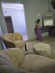 Posezení v ubytování Glow Levels Guest House