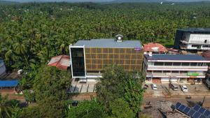 SK Premium Residency في Etakkare: منظر علوي لمبنى به مجموعة من أشجار النخيل