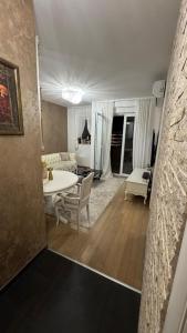 莫斯塔尔Apartman VIP的客厅里有一张桌子和一张沙发 更多4张照片