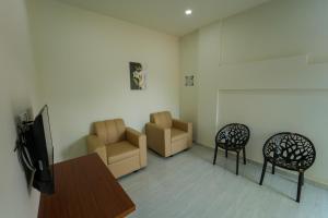 SK Premium Residency في Etakkare: غرفة انتظار مع كرسيين وتلفزيون +20 صورة