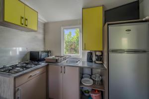 Η κουζίνα ή μικρή κουζίνα στο Mobil-home climatisé 4 pers
