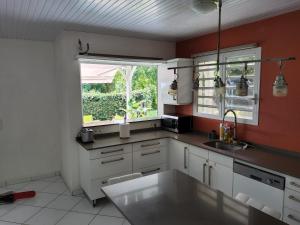 Η κουζίνα ή μικρή κουζίνα στο Les terrasses de Maëlle II