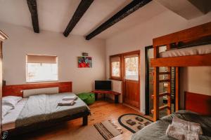 En eller flere senge i et værelse på Cabana Colibita malul lacului