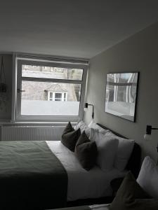 Park House Rooms - Sky TV and kitchenette في أبردين: غرفة نوم بسرير كبير ونافذة