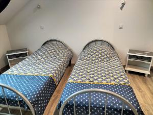 two beds sitting next to each other in a room at Le petit cauchois in Fécamp