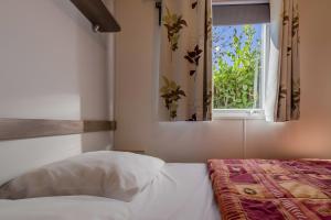 Ένα ή περισσότερα κρεβάτια σε δωμάτιο στο Mobil-home climatisé 4 pers +10 φωτογραφίες