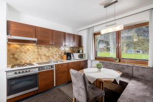 Kuchyň nebo kuchyňský kout v ubytování Apart-Garni Alpevita + 55 fotografií