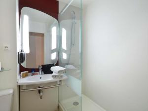 Ένα μπάνιο στο Ibis Sallanches Porte du MontBlanc +48 φωτογραφίες