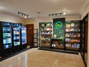 een winkel met twee koelkasten en een supermarkt bij Apto 237 super bem localizado in Ribeirão Preto