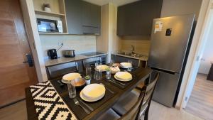 Η κουζίνα ή μικρή κουζίνα στο Oceana Suites en Los Angeles