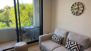 Χώρος καθιστικού στο Oceana Suites en Los Angeles