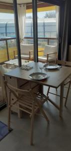 una mesa con dos platos en una habitación en Chalet dans résidence privée avec piscine couverte, en Marzan