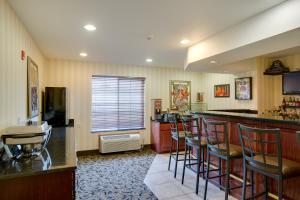 Loungen eller baren på Cobblestone Inn & Suites - Clintonville