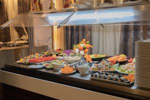 Mâncare la sau în apropiere de această barcă +7 fotografii