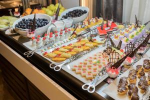 Mâncare la sau în apropiere de această barcă