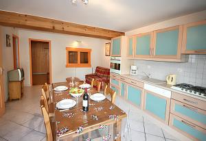 Η κουζίνα ή μικρή κουζίνα στο Appartement cosy à Châtel avec vue sur la montagne, 60m²