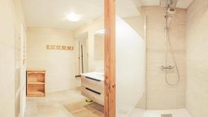 Ένα μπάνιο στο Appartement cosy à Châtel avec vue sur la montagne, 60m²