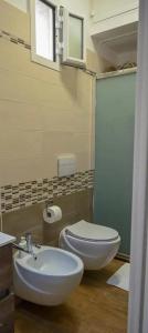 Eleven Home في باري: حمام مع مرحاض ومغسلة