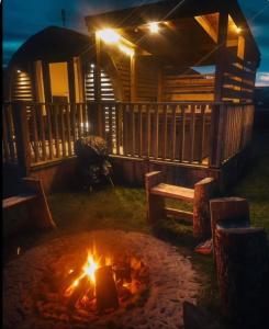 GlenluceThe Galloway Steading - The Fox's Den with Hot Tub and Fire Pit的夜间小屋前的火坑