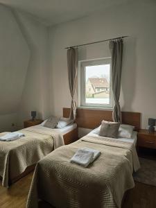 Un pat sau paturi într-o cameră la Pokoje gościnne Słowiańska Słońsk (restauracja) +42 fotografii