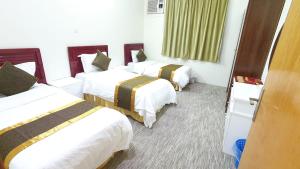 En eller flere senge i et værelse på شقق نماء الفندقية