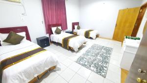 En eller flere senge i et værelse på شقق نماء الفندقية + 1 billede