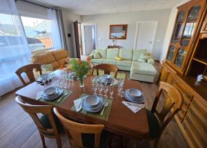 a living room with a dining room table with chairs at Welcome A Casa de Pepe eLola in Vemil