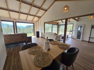 Χώρος καθιστικού στο HOM I Cabaña La Ensenada vista parcial al Volcán